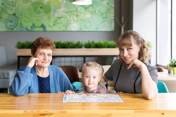 Familieleden Vieren Een Vakantie Een Café — Stockfoto