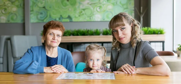 Família amigável alegre de três mulheres . — Fotografia de Stock