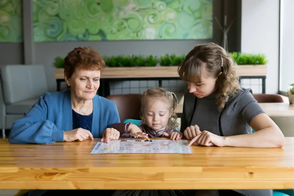 할머니의 딸과 손녀 카페에서 메뉴를 보고. — 스톡 사진
