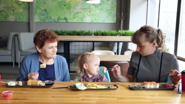 Mutter Und Großmutter Füttern Das Kleine Mädchen Zusammen Das Kind — Stockvideo