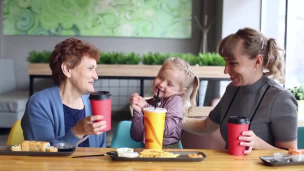 Cumpleaños Una Niña Café Mamá Abuela Felicitan Niña Con Día — Vídeo de stock