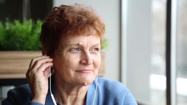 Elderly Woman Wart Headset Telephone Woman Pensioner Headphones Phone Smartphone — Stock Video