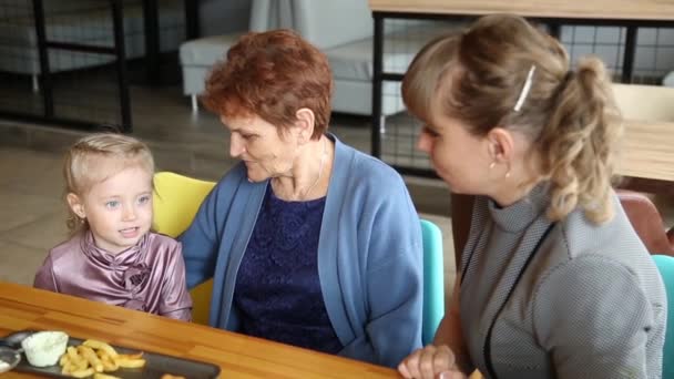 Niña Está Hablando Con Madre Abuela Niño Café Cuenta Abuela — Vídeos de Stock