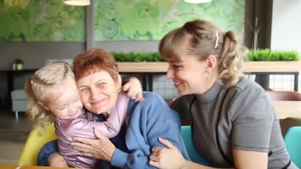 Взрослая Дочь Маленькая Внучка Целуют Свою Бабушку Женщины Одной Семьи — стоковое видео