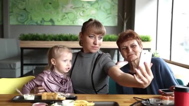 Fille Petite Fille Grand Mère Sont Photographiées Téléphone Dans Café — Video