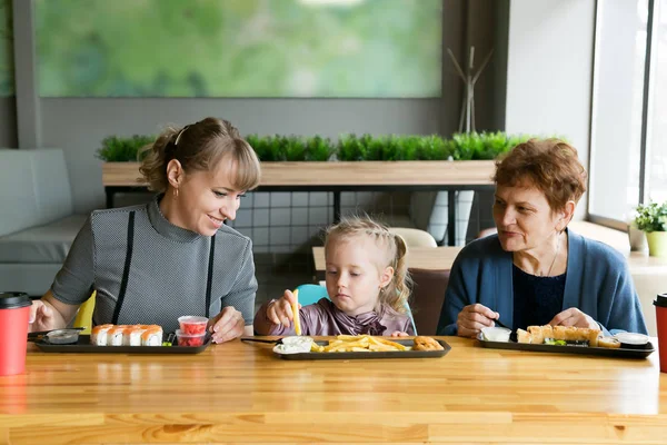 Grootmoeder Dochter Kleindochter Eet Een Café Familie Diner Generatie Vrouwen — Stockfoto