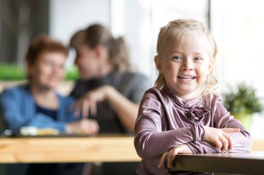 Ebeveyn gözetimi olmayan küçük bir kız..