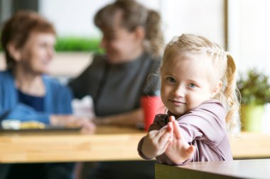 Ebeveyn gözetimi olmayan küçük bir kız..