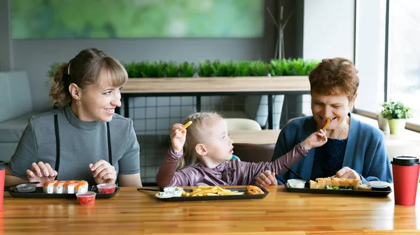Grootmoeder Dochter Kleindochter Eet Een Café Familie Diner Generatie Vrouwen — Stockfoto