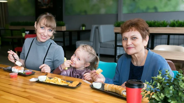 Abuela Hija Nieta Comer Café Cena Familiar Generación Mujeres — Foto de Stock