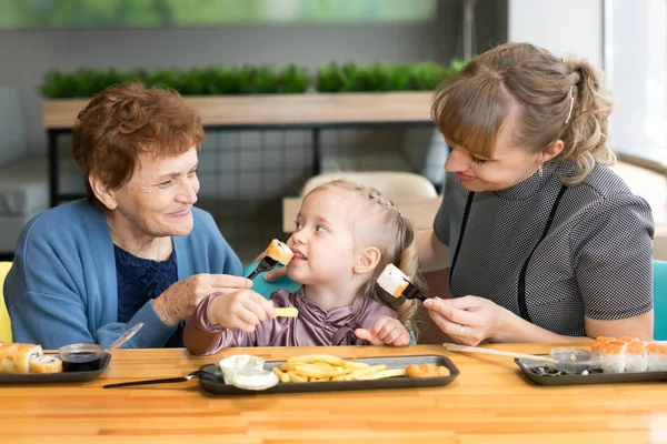 Het Kind Eet Met Plezier Uit Handen Van Moeder Grootmoeder — Stockfoto