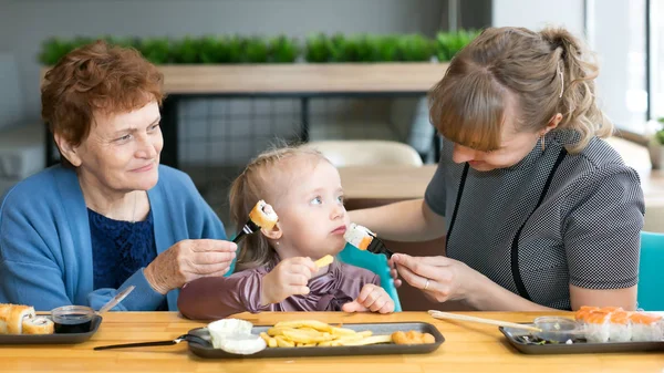 Het Kind Eet Met Plezier Uit Handen Van Moeder Grootmoeder — Stockfoto