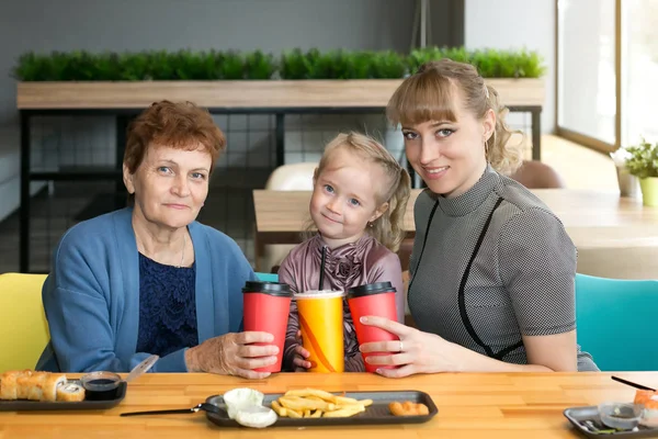 Moeder Oma Feliciteren Het Meisje Met Een Vakantie Kloppen Bril — Stockfoto