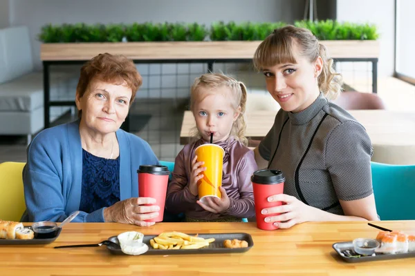 Moeder Oma Feliciteren Het Meisje Met Een Vakantie Kloppen Bril — Stockfoto