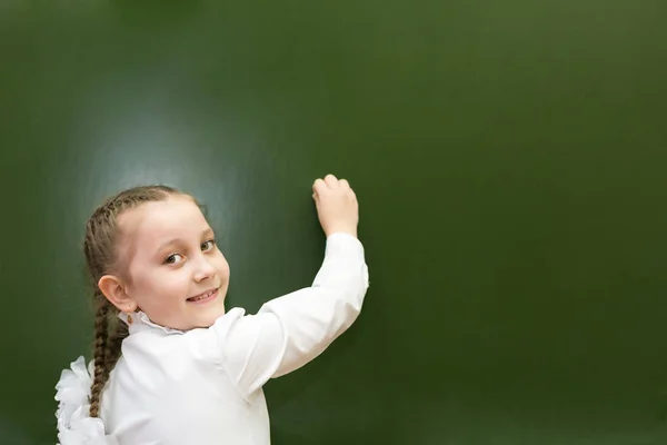 Dziewczynka Jest Studentem Elementarnych Klas Podstawowych Pisze Małą Radę Szkoły — Zdjęcie stockowe