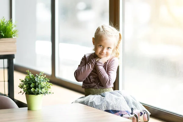 Ein Schönes Kind Sitzt Neben Einem Großen Fenster Ein Kleines — Stockfoto