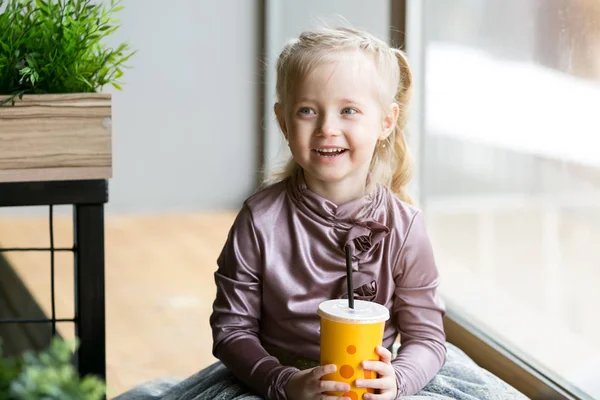 Ein Kleines Kind Trinkt Saft Aus Einem Pappbecher Fenster Sitzt — Stockfoto