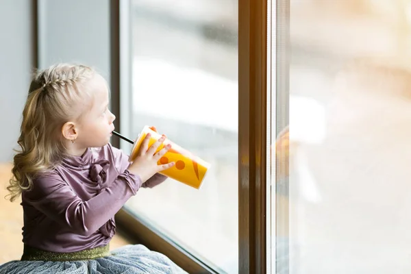 Ein Kleines Kind Trinkt Saft Aus Einem Pappbecher Fenster Sitzt — Stockfoto