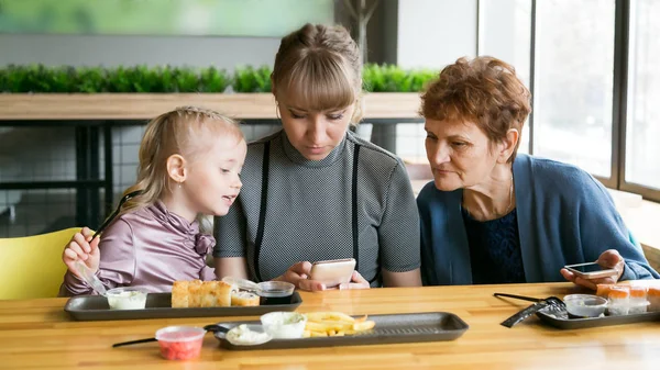 Grootmoeder Dochter Kleindochter Met Een Telefoon Een Café Drie Generaties — Stockfoto
