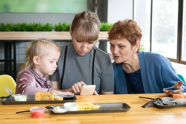 Grootmoeder Dochter Kleindochter Met Een Telefoon Een Café Drie Generaties — Stockfoto