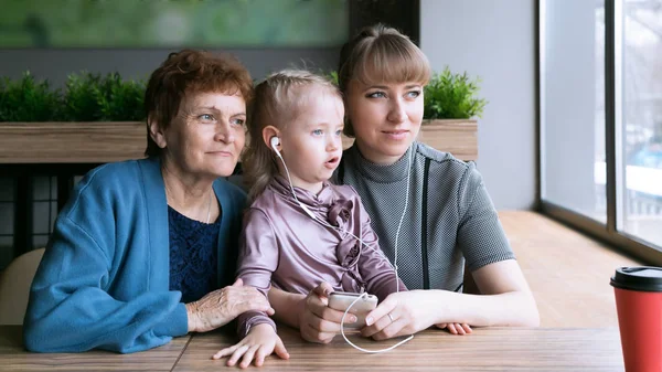 Dinastía familiar de mujeres de diferentes edades . — Foto de Stock