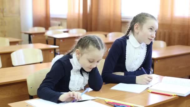 Kız Kız Öğrenci Bir Defterinde Birbirlerini Gözetlerler Kız Öğrenciler Derste — Stok video