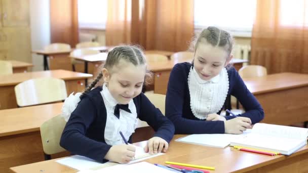 Meninas Estudante Espiar Uns Aos Outros Notebook Schoolgirls Adolescentes Olham — Vídeo de Stock
