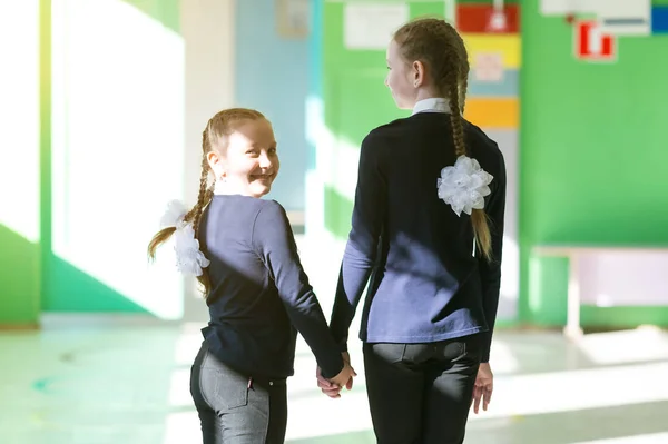 Las Colegialas Van Mano Dos Amigas Colegiala Han Unido Las —  Fotos de Stock