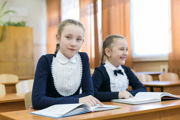 Uczennica Dziewczyny Pisać Notatniku Siedząc Przy Biurku Klasie Szkole Plecione — Zdjęcie stockowe