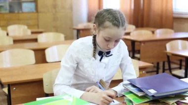 Çocuk masada sınıfta uyuyakalır. Kız kız öğrenci yorgun ve okulda sınıfta masada yatağa gitti.