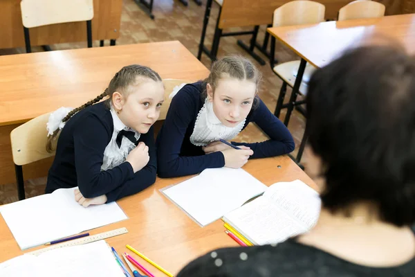 Κορίτσια Του Σχολείου Φοβούνται Τις Κραυγές Του Δασκάλου Τους Teen — Φωτογραφία Αρχείου