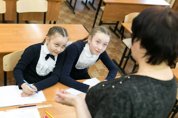 Las Niñas Escuela Tienen Miedo Los Gritos Maestro Adolescentes Compañeras —  Fotos de Stock