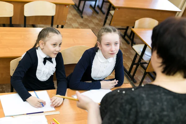 School Girls Afraid Cries Teacher Teenage Girls Classmates Sit Table — Stock Photo, Image