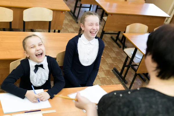 Uczennice Nastolatki Śmiać Się Nauczycielem Dwie Uczennice Śmiać Się Lekcji — Zdjęcie stockowe