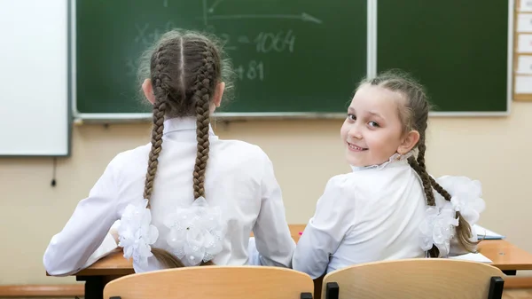 Fille Écolière Regarde Arrière Regardant Arrière Une Écolière Adolescent Regardé — Photo