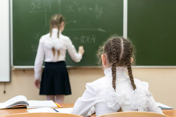 Colegiala Mira Hacia Atrás Mientras Amigo Escribe Pizarra Una Colegiala —  Fotos de Stock