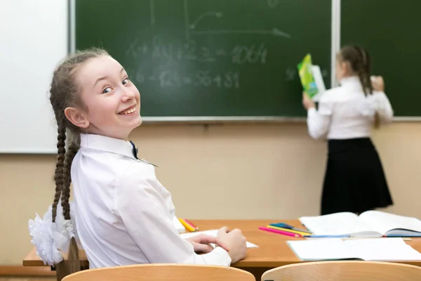 Vidám Iskolás Engedékeny Egy Leckét Lány Iskolás Fordul Vissza Flörts — Stock Fotó