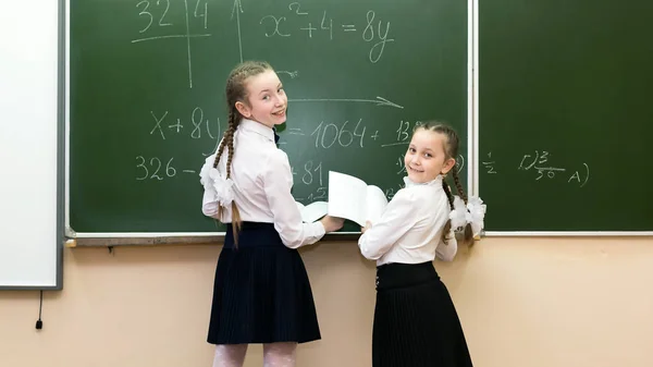 Las Compañeras Clase Escriben Con Tiza Pizarra Respuesta Decisión Del —  Fotos de Stock