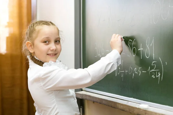 Een Vrouwelijke Basisschool Student Schrijft Het Bord Het Kleine Schoolmeisje — Stockfoto
