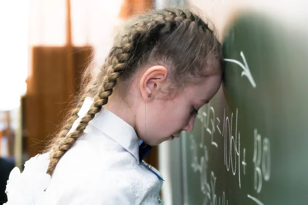 Mädchen vergrub ihren Kopf im Schulamt. — Stockfoto