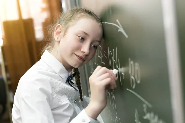 La fille a enterré sa tête dans le conseil scolaire . — Photo