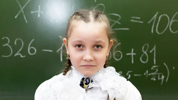 知識の評価が不十分なために悲しい悲しみの女子生徒10 12歳 — ストック写真