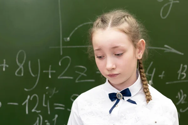 学校の黒板で悲しい女子高生ティーンエイジャー 知識の評価が不十分なため悲しい悲しみの中の12歳の女子学生 — ストック写真