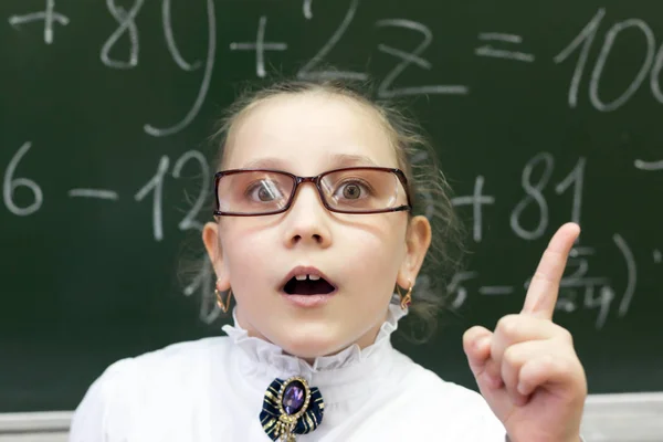 厚いレンズを持つメガネを持つ面白い女子高生 視力の悪い大きな眼鏡をかけた学生のティーンエイジャーは人差し指を上げた 考えがあります — ストック写真