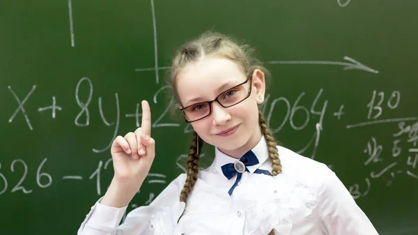 Écolière Drôle Avec Des Lunettes Avec Des Lentilles Épaisses Étudiant — Photo