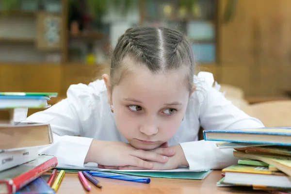 Ragazza Sdraiata Sulla Scrivania Della Scuola Tra Braccia Una Studentessa — Foto Stock