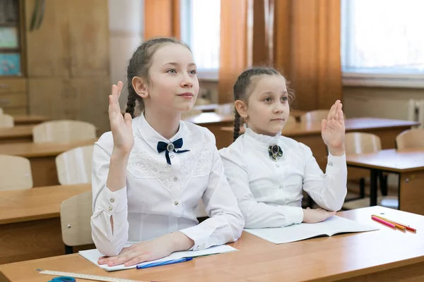 Dzieci Siedzą Szkole Jeden Podnosi Rękę Dziewczyna Uczennica Podnosi Rękę — Zdjęcie stockowe