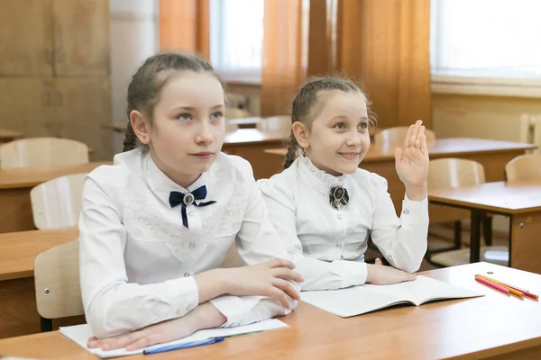 Dzieci Siedzą Szkole Jeden Podnosi Rękę Dziewczyna Uczennica Podnosi Rękę — Zdjęcie stockowe