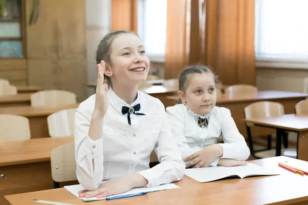 Dzieci Siedzą Szkole Jeden Podnosi Rękę Dziewczyna Uczennica Podnosi Rękę — Zdjęcie stockowe