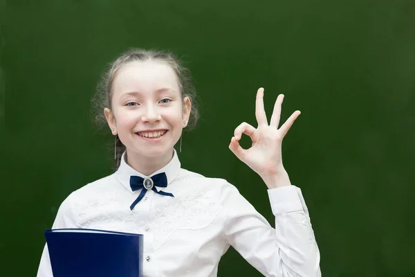 Udany Nastolatek Uczennica Uśmiechnięta Trzyma Rękę Uczeń Dziewczyna Pokazuje Znak — Zdjęcie stockowe